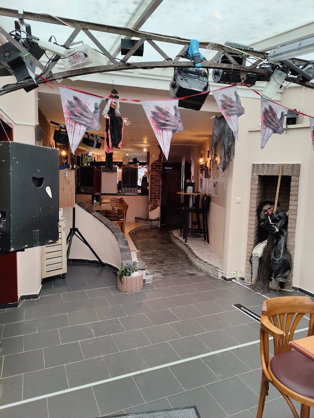 Cafe du Pont de Pierre