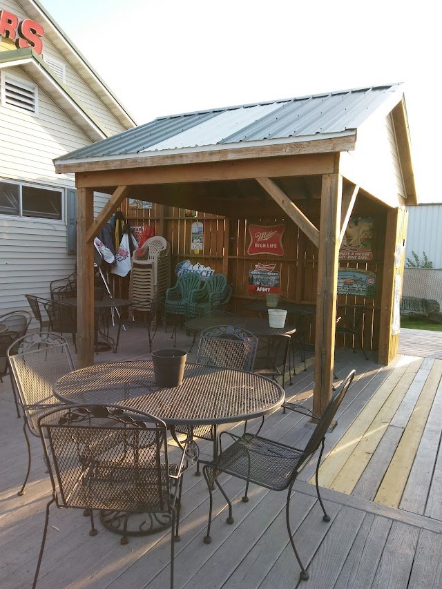 Shakers Sports Bar & Grill