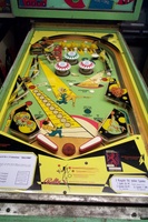 Image # 18035: Bally Hoo German Playfield 
(The bumper caps on this game are incorrect. The original caps had no printing on them.)