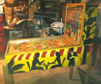 Image # 55293: Rondeevoo Cabinet - Right 
(The original style of flippers on the game shown here have been replaced with a later style of flipper.)