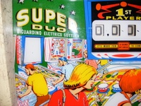 Image # 49824: Super Duo Backglass - Detail 
(The white 'backglass' area on the left allows the player to record the latest high score in that space. Serial number 04002.)